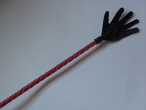 Длинный плетённый стек с наконечником-ладошкой и красной рукоятью - 85 см - Подиум