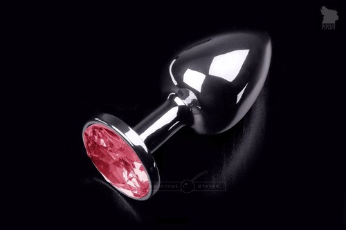 Маленькая серебристая анальная пробка с круглым кончиком и рубиновым кристаллом - 7 см, цвет красный - Пикантные штучки