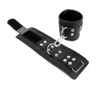 Черные кожаные наручники с заклепками с фиксацией липучками, цвет черный - Bioritm
