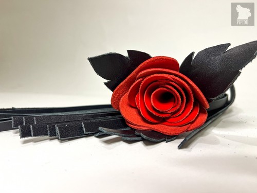 Плеть Красная Роза Лаковая с Кожаными Хвостами 40 см. 54074ars, цвет красный/черный - БДСМ арсенал