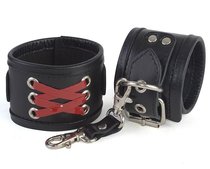 Кожаные наручники с декоративной лаковой шнуровкой, цвет красный/черный - Sitabella