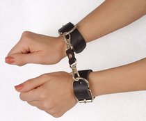 Чёрные наручники "Новичок" на карабинах, цвет черный - Sitabella