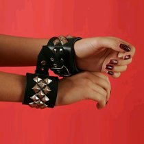 Широкие наручники с квадропуклями, цвет черный - Подиум