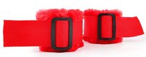 Красные меховые наручники на регулируемых черных пряжках, цвет красный - Bior toys