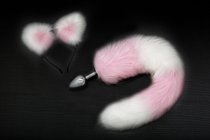 Серебристая анальная пробка с розово-белым хвостиком и ободком-ушками, цвет белый/розовый - Пикантные штучки