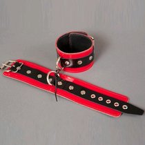 Красные лакированные наручники с клёпками, цвет красный/черный - Подиум