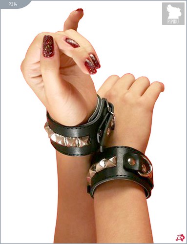 Чёрные кожаные наручники с металлическими квадропуклями - Подиум