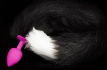 Розовая силиконовая анальная пробка с черным хвостиком, цвет черный - Пикантные штучки