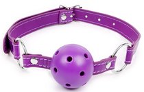 Фиолетовый кляп-шарик на регулируемом ремешке с кольцами, цвет фиолетовый - Bioritm