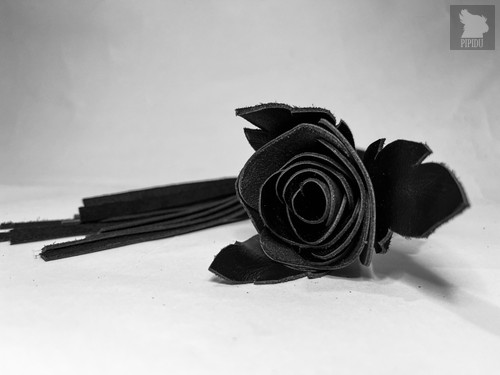 Плеть Чёрная Роза Лаковая с Кожаными Хвостами 40 см. 54073ars, цвет красный/черный - БДСМ арсенал