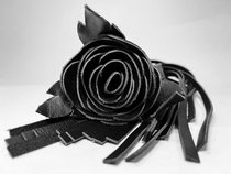 Плеть Чёрная Роза с Кожаными Хвостами 40 см. 54075ars, цвет черный - БДСМ арсенал