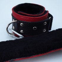 Красно-чёрные кожаные наручники с меховым подкладом - БДСМ арсенал