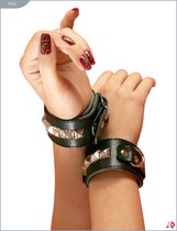 Чёрные кожаные наручники с металлическими квадропуклями - Подиум