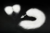Серебристая анальная пробка с белым хвостиком и ободком-ушками, цвет белый - Пикантные штучки